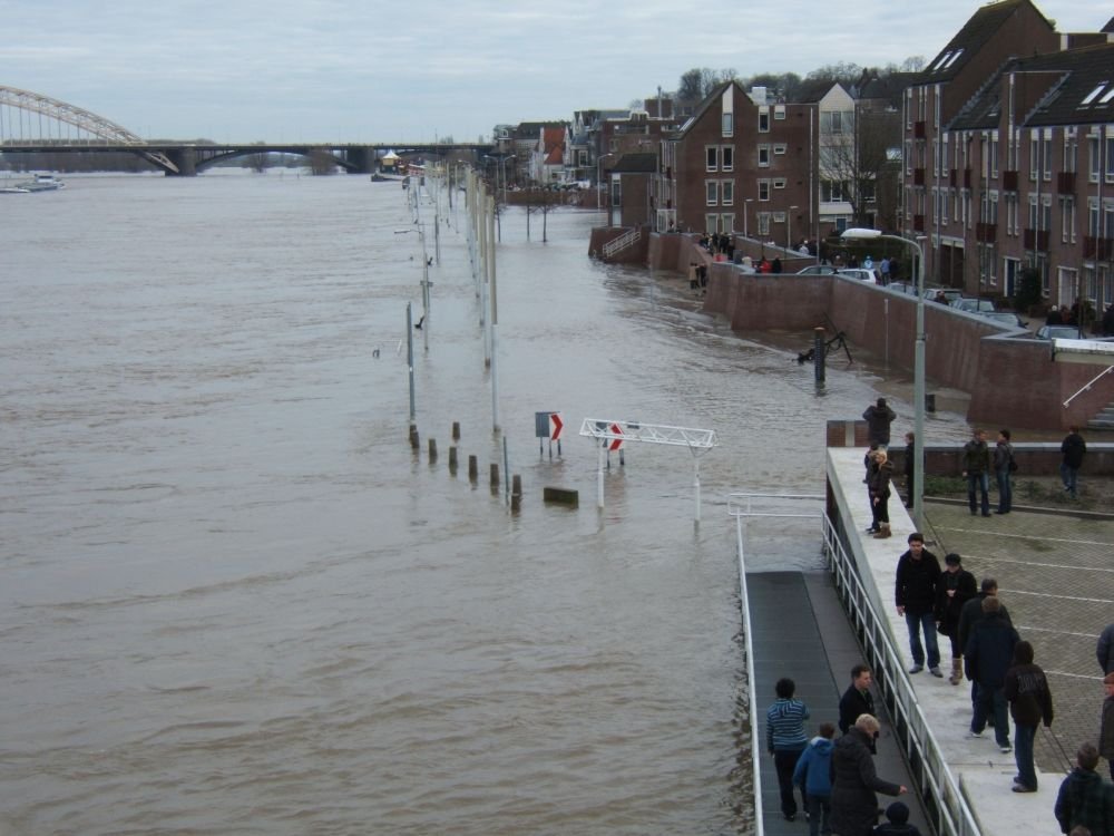 Flood exposure in the Netherlands during the 20th and 21st century