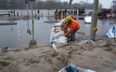 Lower future river flood peaks in Northern and Southern Europe, for different reasons