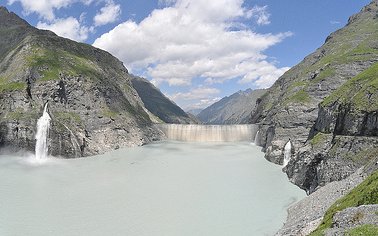 Hydropower production in the Swiss Alps during the 21st century