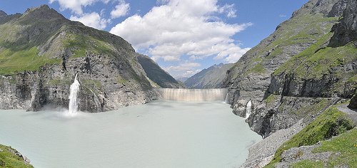 Hydropower production in the Swiss Alps during the 21st century