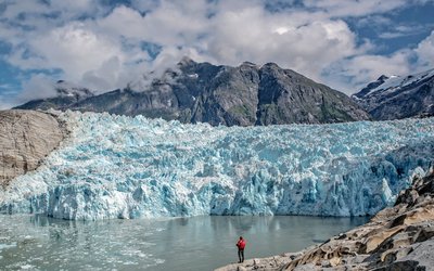 Flood hazard of ice-dammed lakes at melting glaciers is decreasing