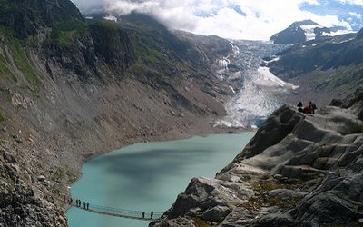 Dangerous beauties. Risks and opportunities of new lakes formed by melting glaciers